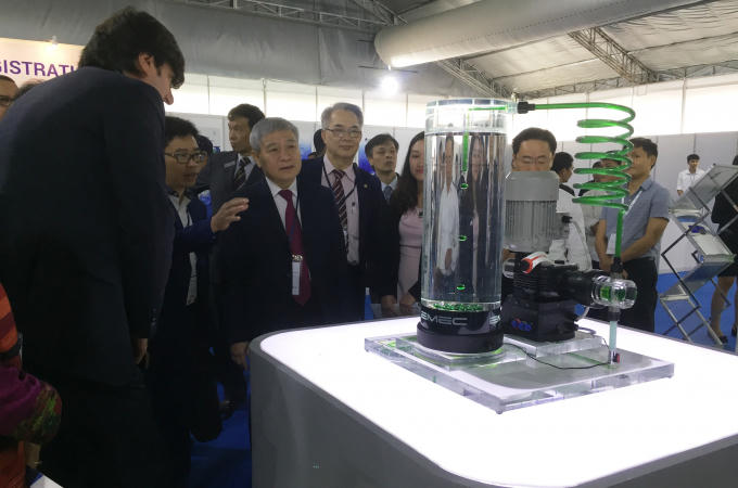 Triển lãm nhộn nhịp du khách tham quan, tìm hiểu tại các gian hàng.