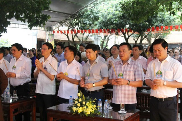 Dâng hương kính Phật.