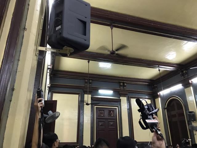 Bà Nguyễn Mai Phương, người được xem là nhân vật "bí ẩn" đã xuất hiện tại toà chiều 27/6, tuy nhiên bà Phương không ra trước HĐXX mà ngồi đối chất tại một phòng riêng, kết nối với phiên toà qua hệ thống âm thanh.