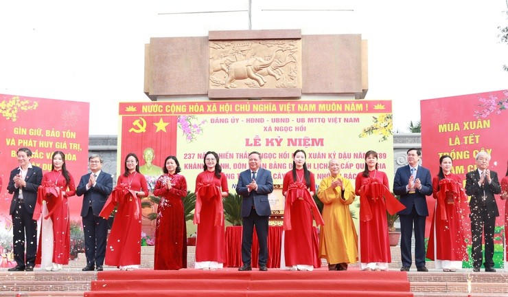 Các đại biểu cắt băng khánh thành Dự án tu bổ, tôn tạo di tích địa điểm chiến thắng Ngọc Hồi mùa Xuân Kỷ Dậu (1789).