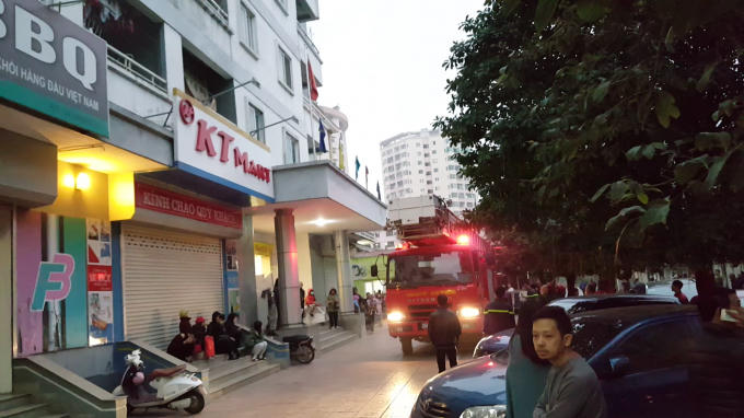 Hà Nội: Cháy ở chung cư trên đường Nguyễn Phong Sắc làm nhiều người hoảng loạn