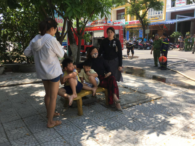 Hai cháu bé được hai du khách cứu hộ kịp thời. Ảnh: PCCC Đà Nẵng.
