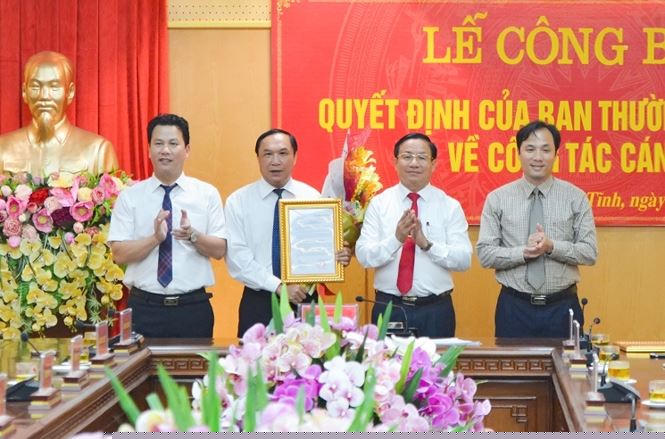 Lãnh đạo tỉnh Hà Tĩnh trao quyết định và chúc mừng đồng chí Võ Hồng Hải.