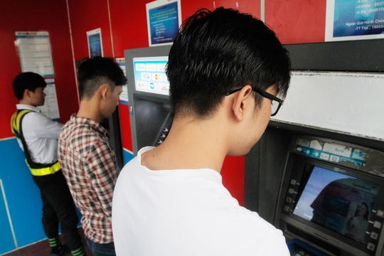 Thẻ ATM chủ yếu được dùng để rút tiền mặt.