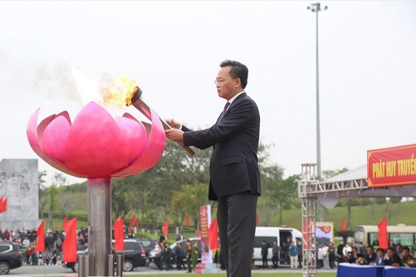 Ông Nguyễn Hữu Nghĩa, Ủy viên Ban Chấp hành Trung ương Đảng, Bí thư Tỉnh ủy Hưng Yên, Bí thư Đảng ủy Quân sự tỉnh Hưng Yên thực hiện nghi thức thắp lửa truyền thống.