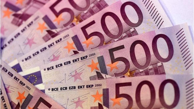 Đồng Euro giảm giá mạnh so với đồng USD sau khi Thủ tướng Italy từ chức. (Ảnh: Getty)