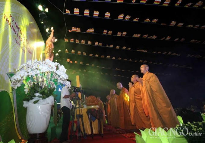 Chư tôn đức Tăng niêm hương, tụng kinh khánh đản.
