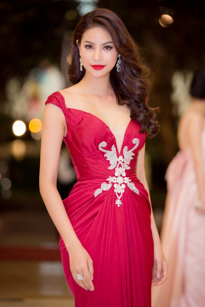Chương trình quy tụ nhiều người đẹp trong show biz tham dự, nổi bật hơn hẳn là dàn hoa hậu, người đẹp như: Phạm Hương, Hà Thu, Nam Em, Diệu Linh….đều xuất hiện tự tin, chỉnh chu và lộng lẫy.