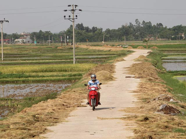 Đường giao thông nông thôn ở xã Mai Hương, huyện Việt Yên (Bắc Giang) được trải ra đến từng cánh đồng giúp người dân thuận tiện trong sản xuất. Ảnh: Việt Tùng
