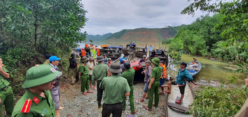 Lực lượng cứu hộ tiếp cận hiện trường bằng đường thủy. Ảnh: Báo Thừa Thiên - Huế