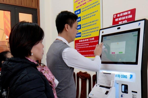 Cán bộ Trung tâm Phục vụ hành chính công phường Tiên Sơn hướng dẫn người dân giải quyết thủ tục hành chính.