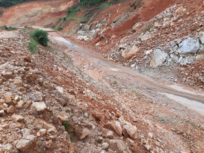 Từ con đường được đánh giá là huyết mạch, nhưng giờ đây là nỗi sợ hãi sạt lở đối với người dân đi qua đây.
