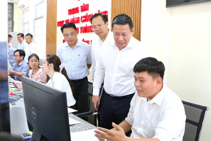 Chiến lược hướng tới mục tiêu người dân, doanh nghiệp không phải cung cấp lại thông tin, giấy tờ đã có trong các hệ thống dữ liệu khi thực hiện thủ tục hành chính (hình minh họa).