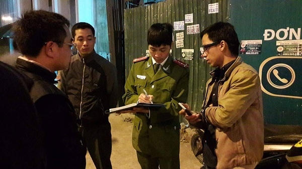 Cơ quan công an tiến hành lập bên bản vụ việc tại công trường Eco Green City hồi đêm ngày 30/3.