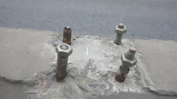 Lan can bằng sắt đã "bốc hơi" chỉ còn trơ lại phần đinh ốc.