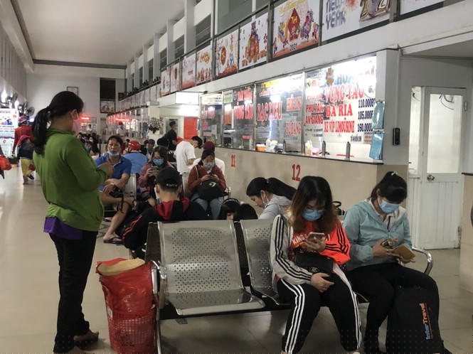 Nghìn nghịt người chen chân mua vé về quê trong đêm cuối năm - ảnh 8