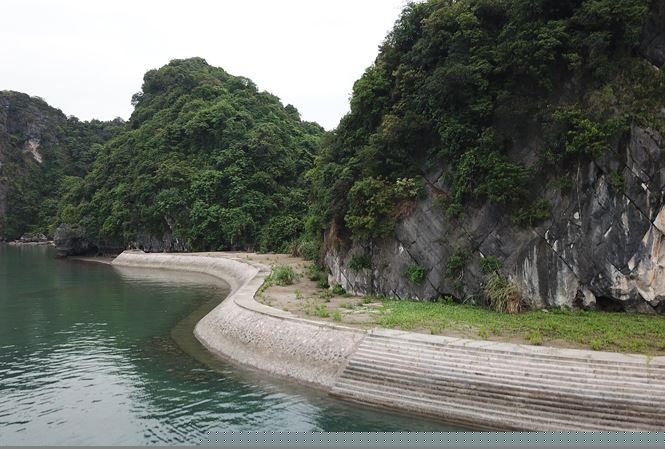 Di sản vịnh Hạ Long bị bê tông hóa. Ảnh: HOÀNG DƯƠNG.