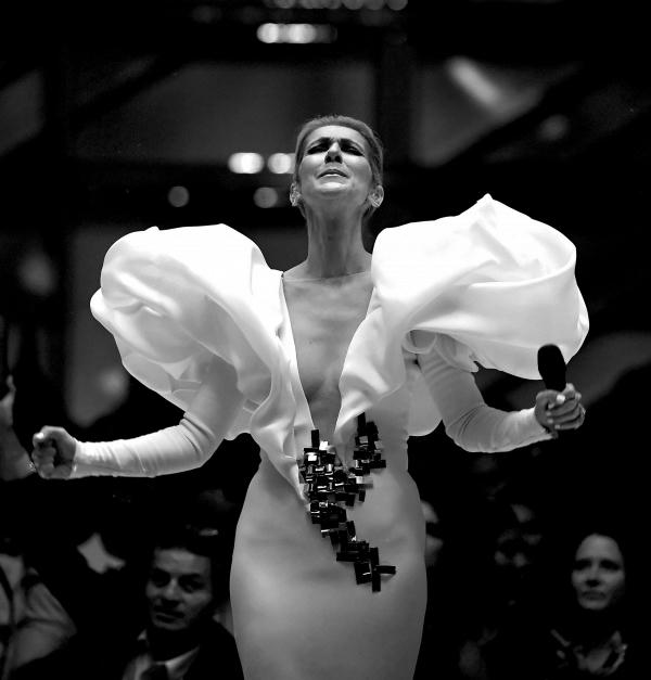 Sau 20 năm, Celine Dion không giấu được xúc động khi thể hiện ca khúc bất hủ. Ảnh:Saostar.