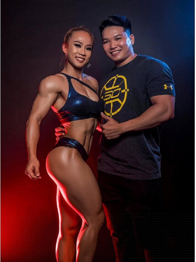 Cặp đôi cùng nhau đi thi đấu