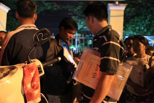 Đây là khu vực tập trung nhiều con em công nhân nên để xin cho con vào học trường như mong muốn, nhiều phụ huynh đã đi đến cổng trường chờ nộp hồ sơ xin học từ nửa đêm.