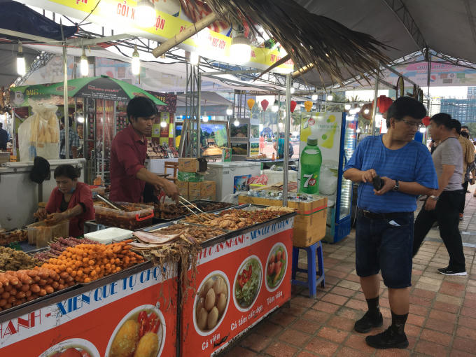 Đa dạng đồ ăn uống trong dịp lễ hội chào đón mùa hè.