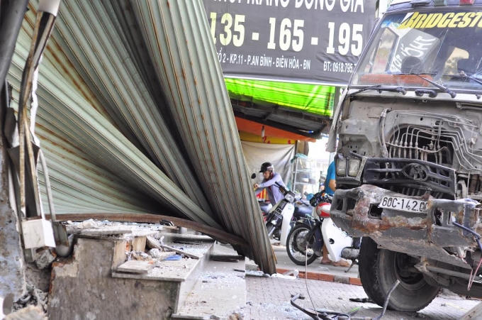 Phần đầu xe tải bị hư hỏng nặng do liên tiếp đâm vào các ki-ốt.