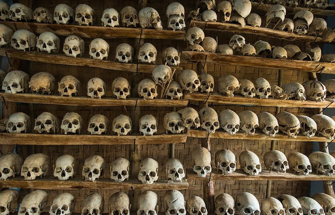 Trong thời đại hoàng kim của mình, mỗi ngôi làng của các bộ tộc da đỏ ở Nagaland (nằm bên biên giới của Ấn Độ và Myanmar) đều có một ngôi nhà đầu lâu. Đây là nơi bày thủ cấp của kẻ thù, được chiến binh trong làng mang về như chiến lợi phẩm sau mỗi trận đánh. Bên ngoài ngôi nhà thường treo sừng trâu trang trí, nhằm thể hiện sự giàu có của ngôi làng.