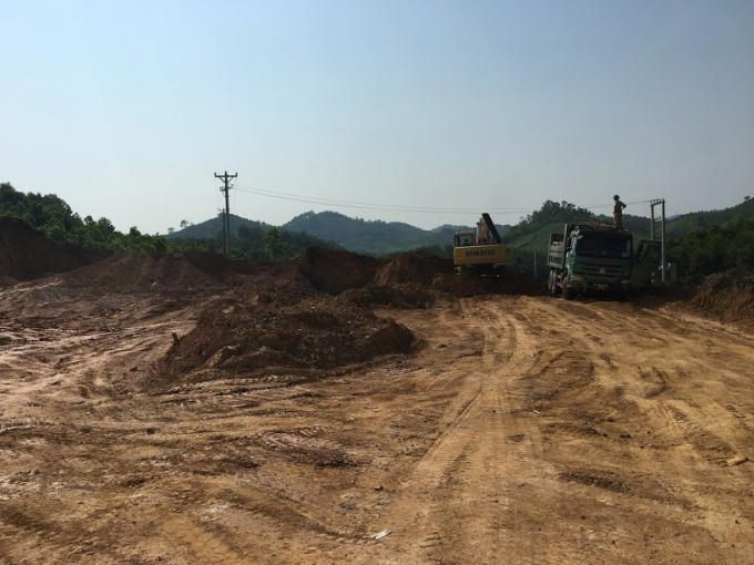 Cả một khu vực rộng lớn bị múc nham nhở, việc lấy đất này là vi phạm pháp luật khi chưa có cơ quan có thẩm quyền cho phép. Ảnh: Nguyệt Chi
