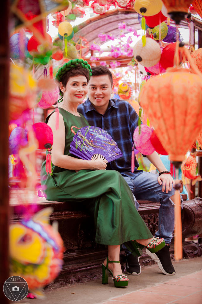 NSND Minh Châu đón Trung thu cùng dàn cháu ngoại xinh như thiên thần