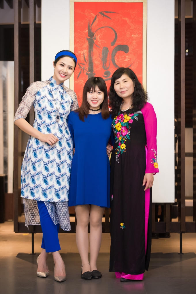 Ngọc Hân chụp hình kỷ niệm cùng mẹ và em dâu.