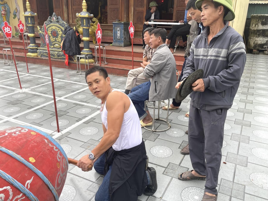 Người đánh trống say sưa với Hội cờ