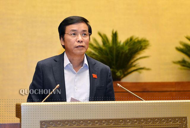 Tổng thư ký Quốc hội Nguyễn Hạnh Phúc thay mặt UB Thường vụ Quốc hội trình dự luật.