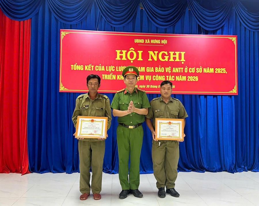 Thượng tá Nguyễn Hoàng Sĩ - Trưởng Công an xã Hưng Hội trao Giấy khen cho 02 tập thể có thành tích tiêu biểu trong công tác bảo vệ ANTT ở cơ sở năm 2025.