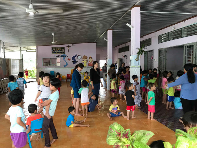 Thăm trẻ mồ côi tại cô nhi viện Thiên Bình.
