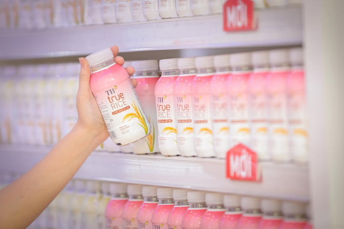 Nước gạo lứt đỏ là một trong những đồ uống đang được ưa chuộng bởi nó có chứa những dưỡng chất tốt cho sức khỏe và dễ thưởng thức.