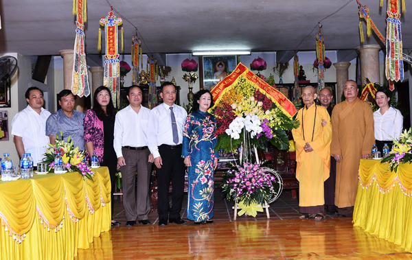 Bày tỏ sự vui mừng khi được tới thăm Đại lão Hòa thượng Thích Phổ Tuệ, Trưởng Ban Dân vận Trung ương Trương Thị Mai thay mặt lãnh đạo Đảng, Nhà nước, Mặt trận Tổ quốc Việt Nam chúc mừng Đại lão Hòa thượng nhân dịp Lễ Phật đản.