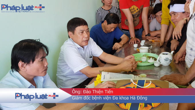 Ông Đào Thiện Tiến, Giám đốc BV Đa khoa Hà Đông trong buổi gặp gỡ gia đình nạn nhân. (Áo cộc màu trắng).