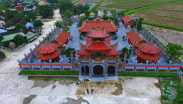 Nhà thờ họ Nguyễn Quốc ở xã Nam Cát, huyện Nam Đàn (Nghệ An) đến thời điểm này được cho là ngôi nhà thờ họ độc đáo, hoành tráng nhất xứ Nghệ.