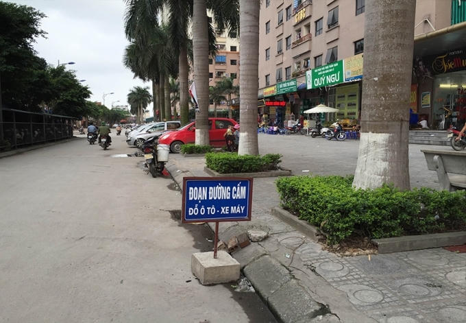 Tấm biển cấm đỗ xe này dường như chỉ để cho có.