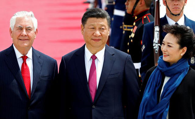 Tại sân bay họ được tiếp đón bởi Ngoại trưởng Mỹ Rex Tillerson. (Ảnh: Reuters)