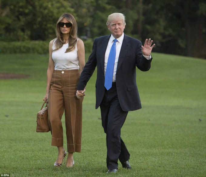 Tổng thống Donald Trump nắm chặt tay Đệ nhất phu nhân Melania Trump. (Ảnh: EPA)