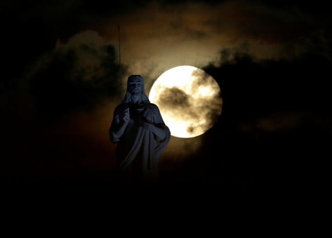 Siêu trăng đi qua tượng chúa Jesus ở Havana, Cuba. (Ảnh: Reuters)