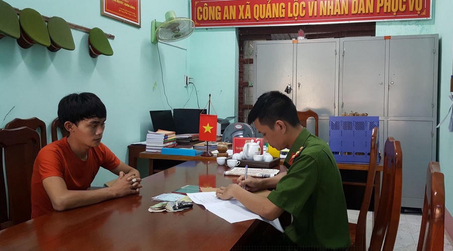Công an xã Quảng Lộc triệu tập đối tượng Mai Trung Phong để đấu tranh, làm rõ.