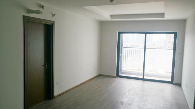 Hệ thống cửa chính căn hộ, cửa thông phòng, cửa logia, sàn gỗ đã được thi công và làm sạch đồng bộ, hệ thống điện và các đầu chờ hoàn thiện 100%.