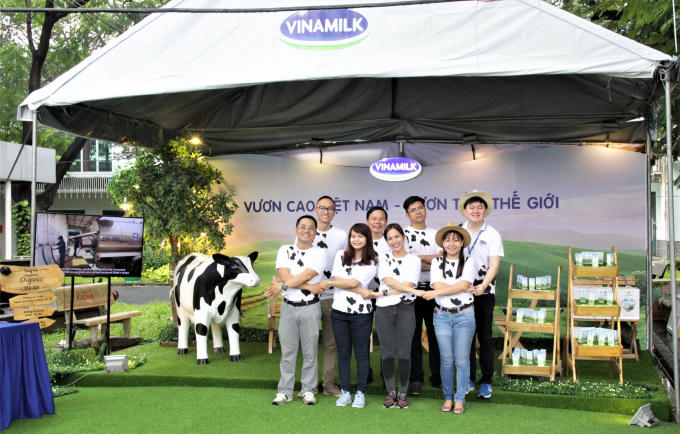 Sự thân thiện, nhiệt tình và chuyên nghiệp của những anh chị nhân viên Vinamilk phụ trách gian hàng đã đem lại những ấn tượng đẹp đối với các bạn sinh viên.