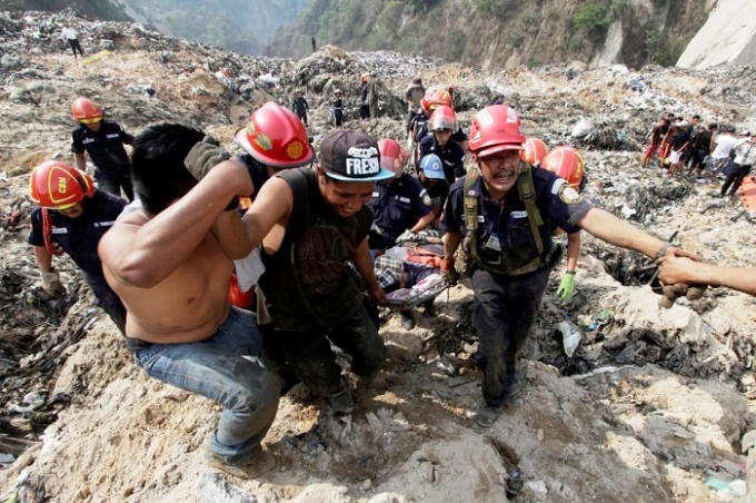 Nhân viên cứu hộ tiếp cận hiện trường và nhanh chóng triển khai công tác kiếm tìm, cấp cứu các nạn nhân. Người phát ngôn của TP Guatemala đưa tin, có 7 nhân viên tái chế rác thải thường xuyên làm việc ở đây nằm trong số 24 nạn nhân hiện đang được cho là bị mất tích.