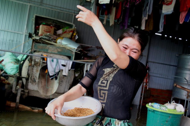 Chị Lê Thị Minh (xã Cẩm Duệ, huyện Cẩm Xuyên) khóc nghẹn khi 2 tấn lúa đã bị ngập nước lũ, nảy mầm