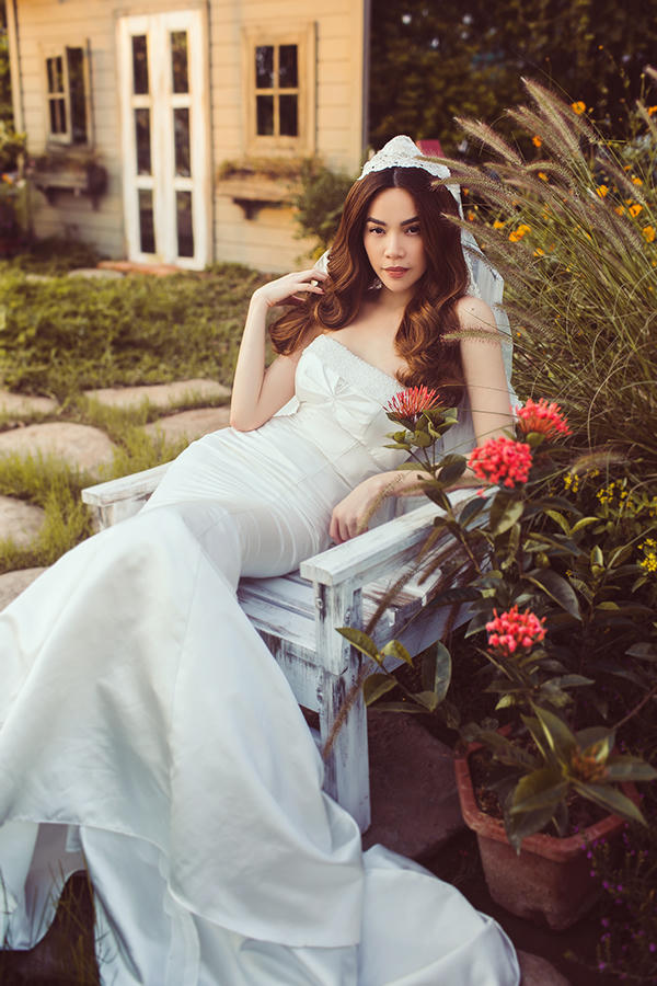 Hồ Ngọc H&agrave; &lsquo;h&oacute;a&rsquo; th&agrave;nh c&ocirc; d&acirc;u gợi cảm v&agrave; quyến rũ