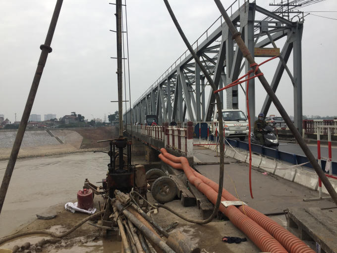 Các phương tiện giao thông vẫn di chuyển qua cầu bình thường.