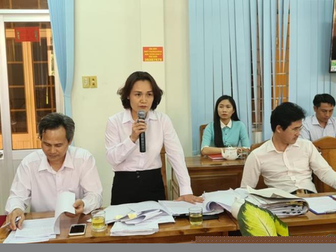 Thẩm phán Lê Thị Hồng Hạnh trả lời tại họp báo. (Ảnh: Bá Sơn/Tuổi trẻ).